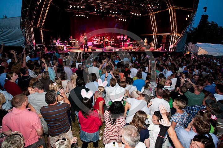 MA5D_0294.jpg - Audience scenes from the IML 80's concert at Borde Hill in West Sussex